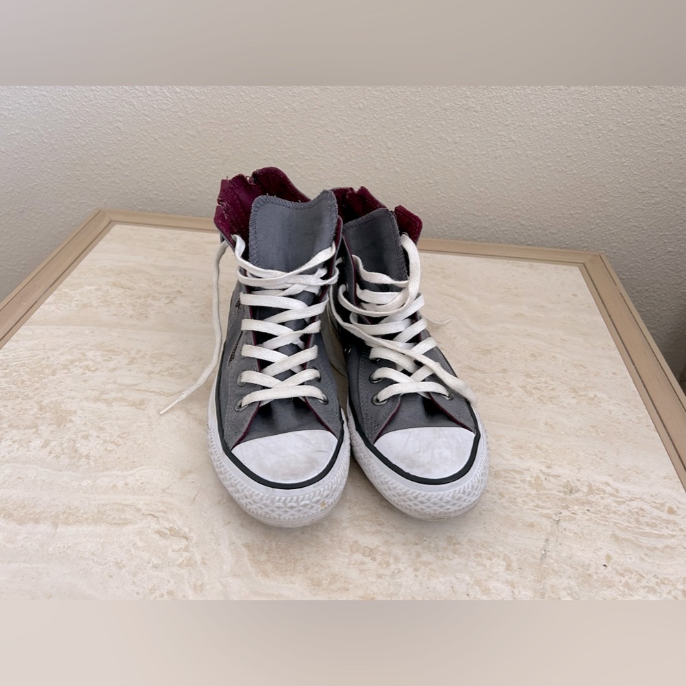 Ladies converse size 7. Gray and burgundy with double zipper on the sides.